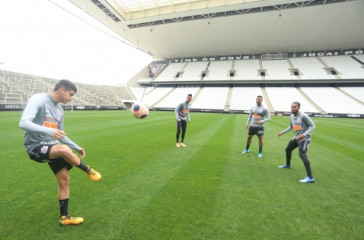 Jogadores na atividade da tarde desta quarta-feira na Arena Corinthians