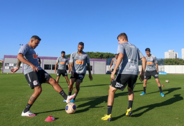 Jogadores na atividade da tarde desta segunda-feira no CT Dr. Joaquim Grava