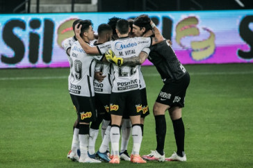 Jogadores do Corinthians comemorando gol do zagueiro Gil, na Neo Qu�mica Arena