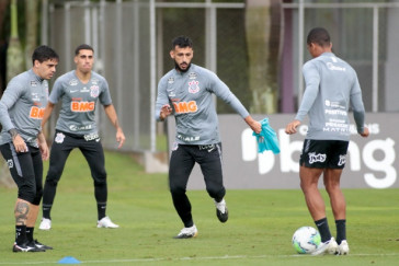 Fagner, Gabriel e Camacho na atividade da tarde desta ter�a-feira (20), no CT Dr. Joaquim Grava