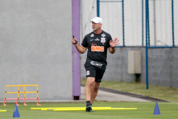 Fl�vio de Oliveira, novo preparador f�sico do Tim�o, na manh� deste s�bado, no CT Joaquim Grava