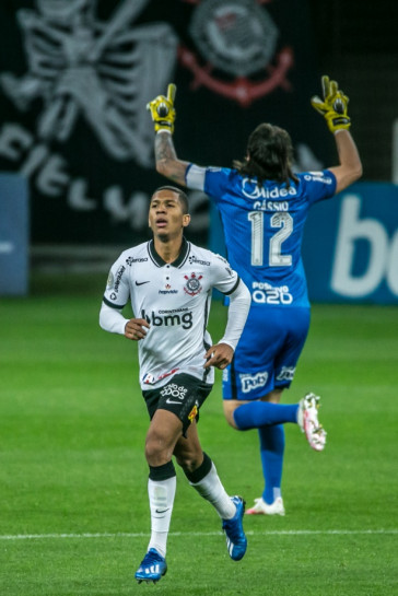 Fagner comemorando gol contra o Internacional, na Neo Qu�mica Arena, pelo Brasileir�o