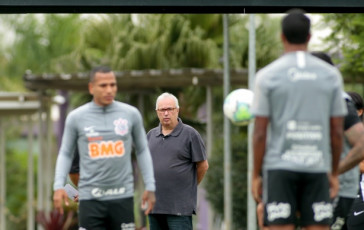 Roberto de Andrade observa atividade desta sexta-feira no CT Joaquim Grava