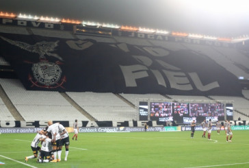 Jogadores do Corinthians comemorando gol contra o Fluminense