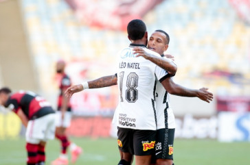 L�o Natel comemora com Otero seu go contra o Flamengo, no Maracan�
