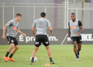 Lucas Piton e Xavier na atividade da tarde desta ter�a-feira no CT Dr. Joaquim Grava