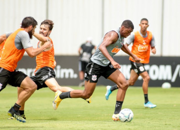 Presen�a da molecada da base no treino desta segunda-feira no CT Joaquim Grava