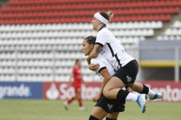 Crivelari e Pardal no jogo contra o Am�rica de Cali, pela Copa Libertadores Feminina