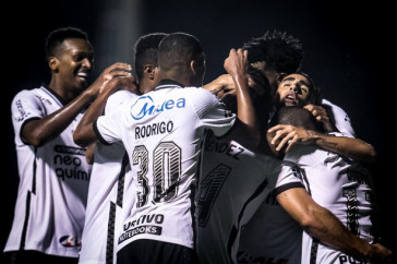 Elenco do Corinthians comemora gol marcado contra o S�o Caetano
