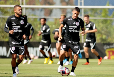 Vitinho e Gabriel durante atividade do Corinthians no CT Joaquim Grava