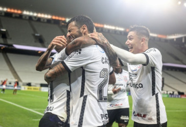 Jogadores comemoram o gol de Otero, contra o Ituano, na Neo Qu�mica Arena
