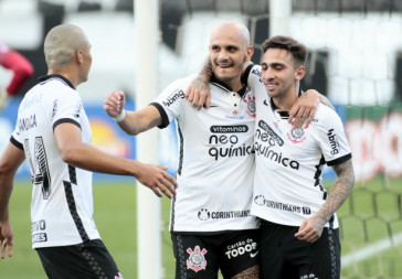 F�bio Santos e Gustavo SIlva comemorando o gol do lateral, contra o Novorizontino