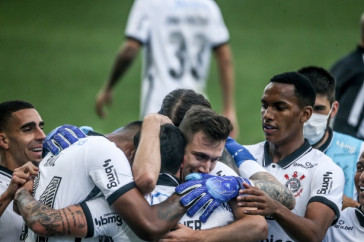 Elenco comemora o gol de Fagner durante quartas de final do Paulist�o, contra a Inter de Limeira