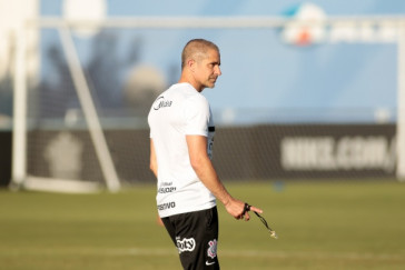 Sylvinho comanda seu primeiro treino como t�cnico do Corinthians