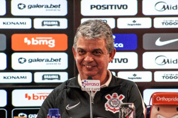 Carlos Brazil, novo gerente de base do Corinthians, em coletiva no CT Joaquim Grava