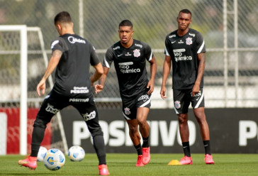 L�o Natel e Matheus Alexandre durante �ltimo treino antes do jogo entre Corinthians e Atl�tico-MG