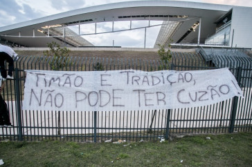 Torcida do Corinthians protesta em frente a Neo Qu�mica Arena antes do jogo contra o Atl�tico-MG