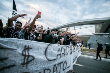 Torcida do Corinthians protesta em frente a Neo Qu�mica Arena antes do jogo contra o Atl�tico-MG