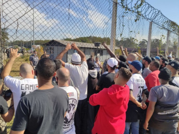 Torcida do Corinthians protesta no CT Dr. Joaquim Grava