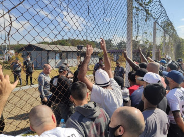 Torcida do Corinthians protesta no CT Dr. Joaquim Grava