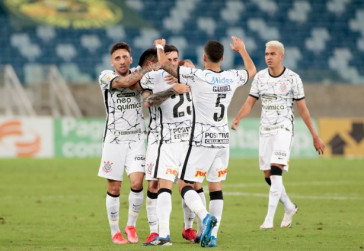 Gustavo Mosquito, Fagner, Gabriel e Cantillo comemoram gol marcado por Roni contra o Cuiab�