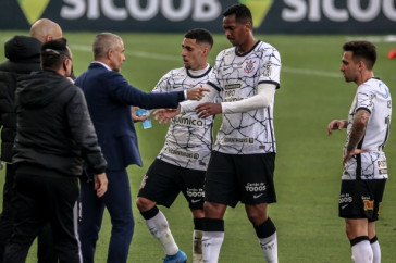 Gabriel, J� e Sylvinho no duelo entre Corinthians e Flamengo, na Neo Qu�mica Arena