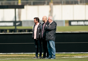 Duilio, Alessandro e Roberto de Andrade observam treino de reapresenta��o do Corinthians no CT