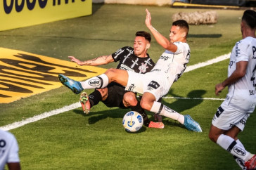 Gustavo Silva durante partida entre Corinthians e Santos, na Vila Belmiro, pelo Brasileir�o