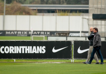 Alessandro e Duilio Monteiro acompanham treinando do Corinthians no CT Joaquim Grava