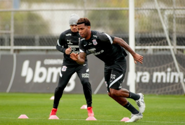 Fagner e Gil em treinamento no centro de treinamento do Corinthians, Dr. Joaquim Grava