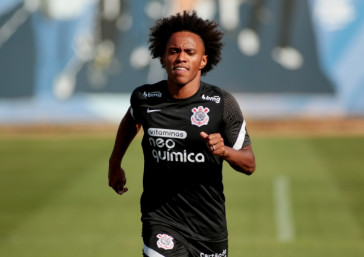 Willian j� marca presen�a em dia de treinos no CT do Corinthians