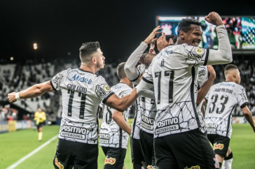 Jogadores do Corinthians comemorando muito o gol de Victor Cantillo, contra o Bahia