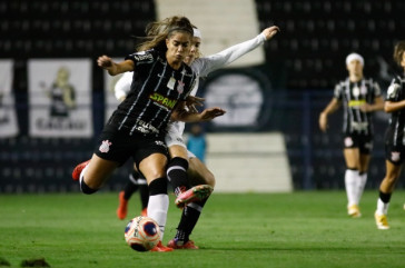 Jheniffer durante cl�ssico contra o Santos pelo Paulist�o Feminino