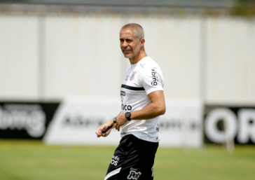 Sylvinho retorna comando aos treinos no CT Dr. Joaquim Grava