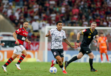 Du Queiroz no jogo entre Corinthians e Flamengo, no Maracan�, pelo Brasileir�o