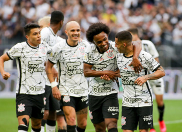 Jogadores comemorando o gol do volante Gabriel, contra o Santos, na Neo Qu�mica Arena