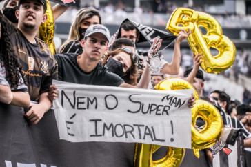 Torcida do Corinthians levou v�rias faixas provocativas para duelo contra o Gr�mio
