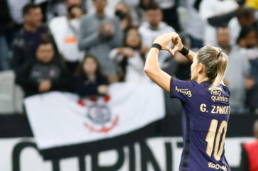 Ganotti comemora com a torcida seu gol na final do Paulista Feminino contra o S�o Paulo