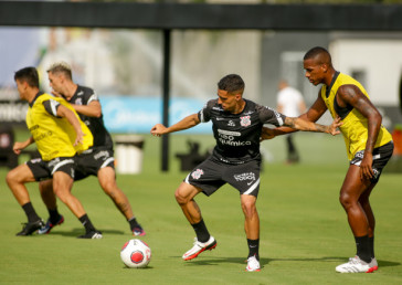 Gabriel e Xavier disputam lance