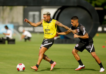 Mosquito e Gabriel disputam lance