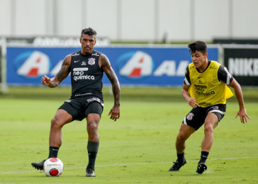 Roni e Paulinho disputam lance