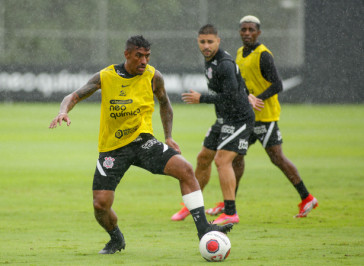 Paulinho disputa jogada no CT