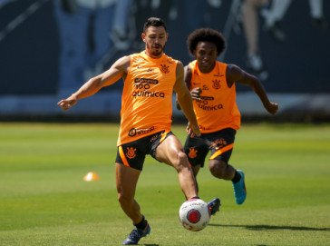 Giuliano e Willian trabalhando com bola