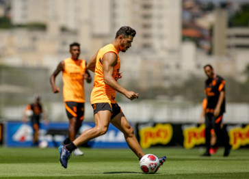 Giuliano trabalhando com bola