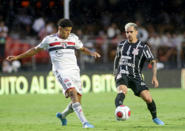 Fagner em disputa de bola com Gabriel Sara