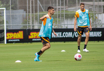L�o Mana, da base, durante treino com a equipe profissional do Corinthians