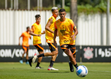 Vitor foi um dos jovens da base do Corinthians a completar o treino nesta quarta-feira