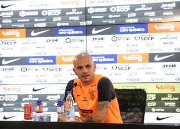 Lateral F�bio Santos conversou com a imprensa