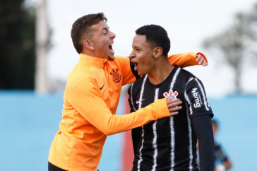 Arthur Sousa comemorando gol