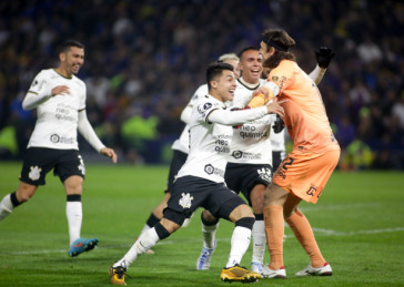 Roni, C�ssio, Giovane e Bruno Melo comemoram a classifica��o do Corinthians